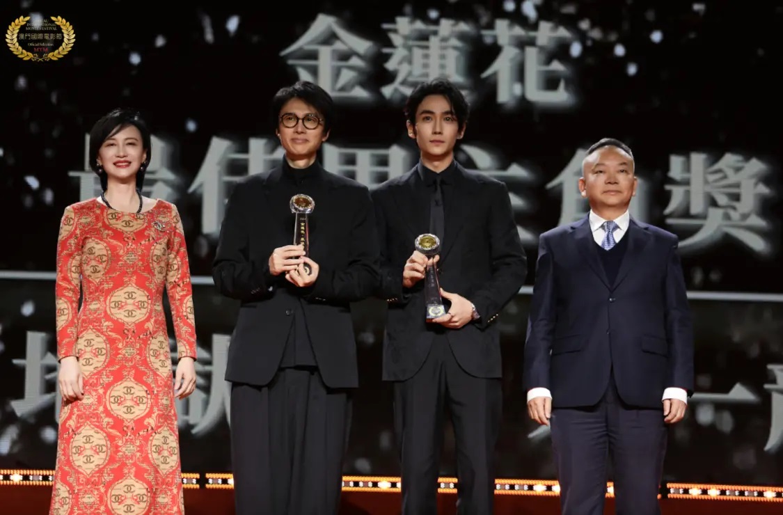笑哭!那英演唱会,粉丝高举标语:那英你是中国最棒的女歌手