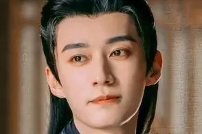 赵丽颖在冯小刚执导的电影《向阳·花》中的囚服造型和表演引发了广泛关注