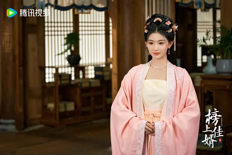 43岁朱丹10年后再去韩国,笑的像个孩子!网友:周一围绝对很宠她