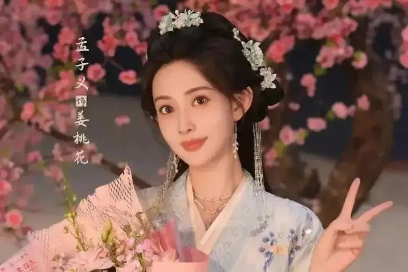 邵美琪银发惊艳回归，TVB新剧《璀璨之城》片场照曝光状态超好
