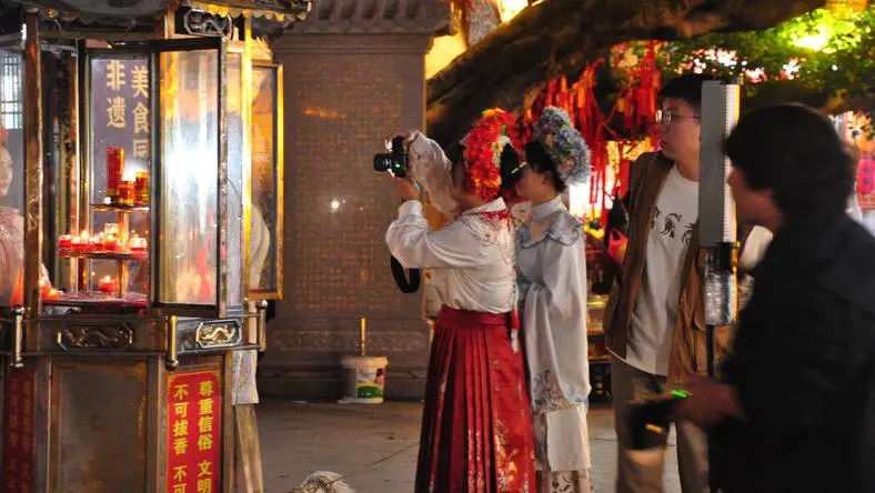 中国造车:狂奔中思索,变革里领航