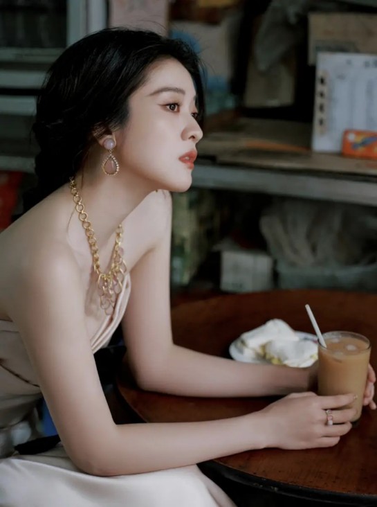 真乐队退出，AI冒牌却在Spotify“拼好歌”冲榜：当音乐沦为数据游戏，谁在杀死创作的灵魂？